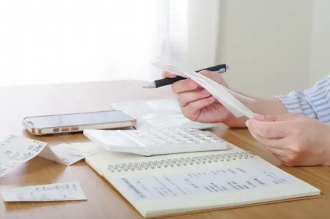 物価高が続く昨今、4人家族でひと月にかかる「食費」ってどのくらい？ 月10万円以内なら優秀？