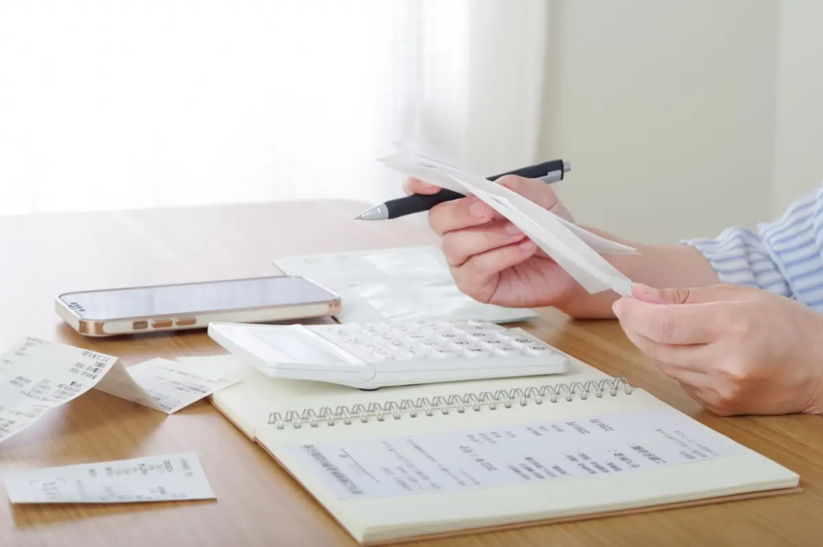 物価高が続く昨今、4人家族でひと月にかかる「食費」ってどのくらい？ 月10万円以内なら優秀？