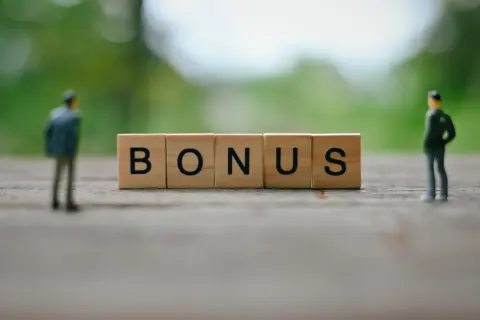 「賞与年2回」と聞いていたので、入社2ヶ月で「ボーナス払い」の買い物をしました。新卒ですが、夏のボーナス「満額」もらえますよね？