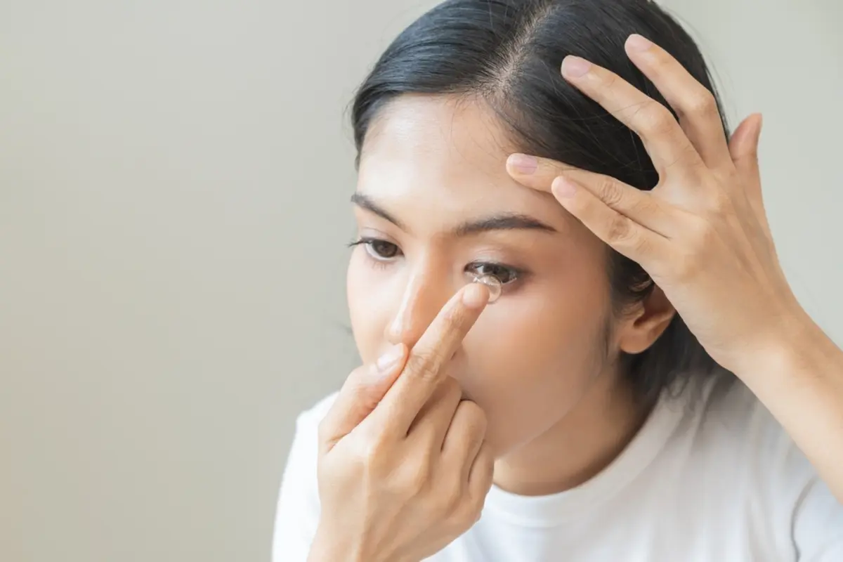 コンタクトデビューしたいという娘→使い捨てでないほうがオトクなイメージがありますが、娘からは「一ヶ月1000円の差もないよ」と言われました。実際のところ、「1Day」と「2Week」ではどれだけの費用差が発生するのでしょうか？