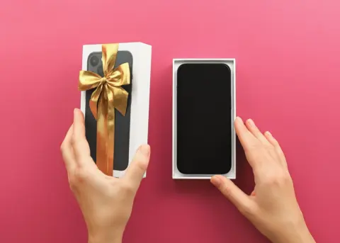 「iPhone15を月1円で買った」という友人。私は「12万円」で買ったのですが、どうしてそんなに“価格差”が出るのでしょうか？ かなりお得に感じますが、デメリットはないのですか？