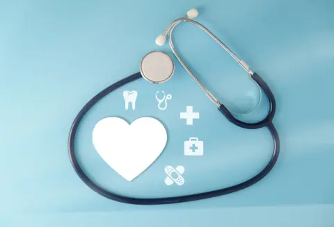 3月に退職した息子は次の仕事が決まるまで「国民健康保険」に加入しないそうです。貯金が「100万円」近くあるから大丈夫と言っていましたが、一時的とはいえ健康保険に加入しなくてもよいのでしょうか…？