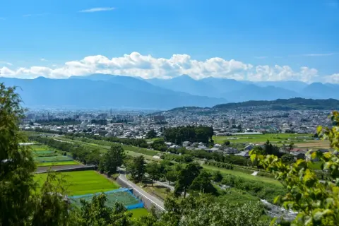 「移住」したら牛が支給されたり、「100万円」が支給されたりする！？ 「地域限定」のユニークな「支援制度」を紹介