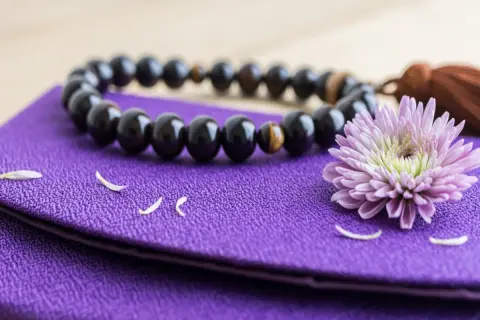 叔父の法事で香典を「1万円」包んで行ったら、ほかの親族は皆「3万円」でした。香典の相場はいくらなのでしょうか？