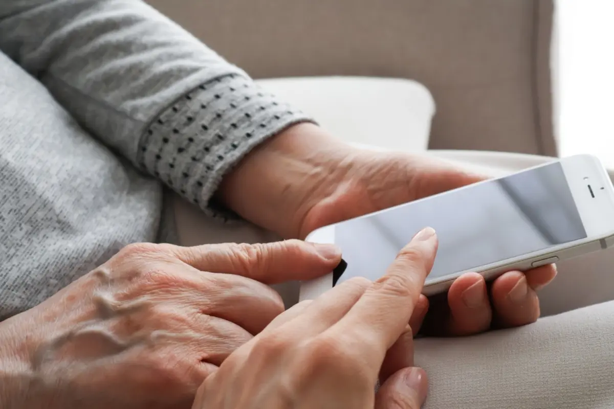 60代の両親から「1人3万円の補助金が出るから、スマホデビューしたい」と相談が！「スマホ購入に補助金」なんて初耳なので、詐欺じゃないか心配です。本当にそんな制度あるのでしょうか？