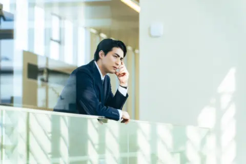 ニュースで「新卒の初任給が30万円」と聞いてモヤモヤ。同じ新卒の自分は「20万円」ですが人手不足と聞きますし、今からでも給与の高い会社に転職すべき？ 注意すべき“カラクリ”もあわせて解説