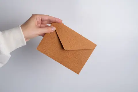 ネット銀行の「取引明細」を定期的に郵送してもらっています。心配だから紙でほしいのですが、やっぱりお金がかかりすぎていますよね？