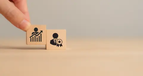 部長の平均年収は「967万円」だけど、思ったより“年金額”には反映されない!? 高給取りなのになぜ？ 一般社員の「年収・年金額」と比較