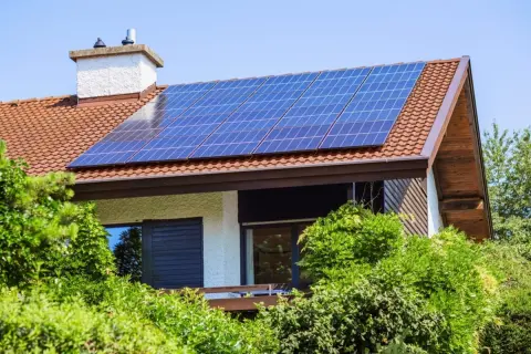 太陽光発電は「春夏」だともうかりやすい？ もうからずに電力会社を変えたら「3万円」くらいは節約になる？