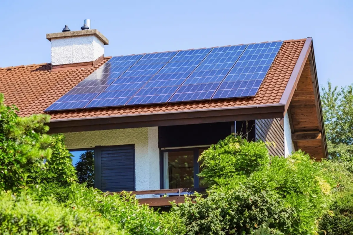 太陽光発電は「春夏」だともうかりやすい？ もうからずに電力会社を変えたら「3万円」くらいは節約になる？