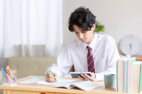 「医者になりたい」と言う高校生の息子。医学部はほかの学部よりも学費が高いと聞きますが、実際どれくらい違うのでしょうか？