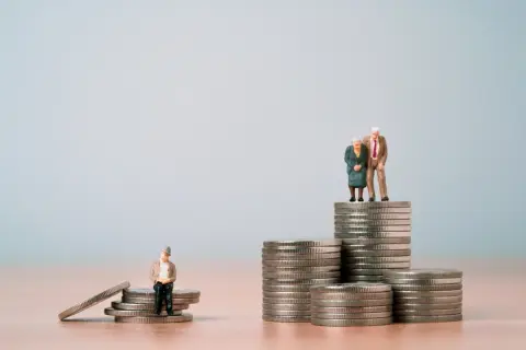 定年退職した知人は「誕生日の前日に退職し損をした」そうです。一体どういうことですか？