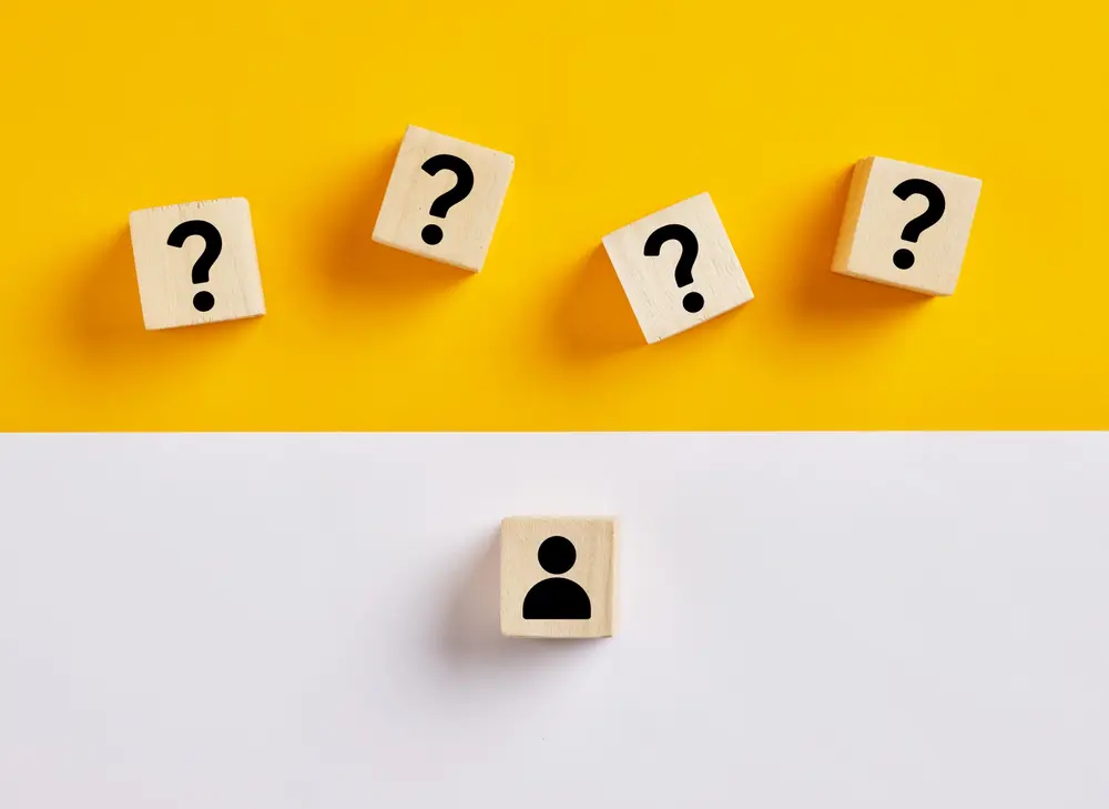 クラス担任に卒業時のプレゼントを用意するため「1人500円」徴収しました。余ったお金が少しであれば「ポケットマネー」にしても問題ないですか？