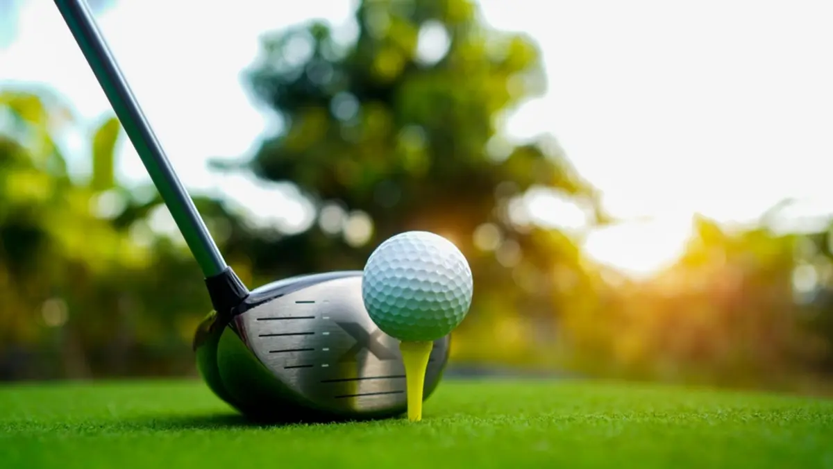 上司に誘われて初めてゴルフをしました。利用後のレシートを見ると「1000円」ほど税金が課されていたのですが、なぜでしょうか？