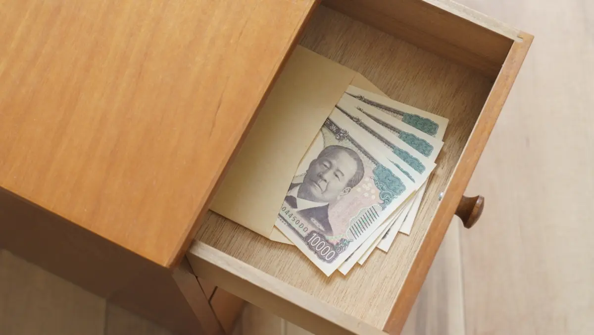 祖母の相続「8000万円」終了後、タンスから「200万円」が出てきた！ パーッと“家族旅行”に使いたいけど、これくらいなら問題になりませんよね？ 勝手に使うリスクも解説