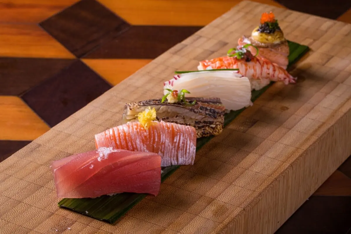 家族で「お寿司」をお腹いっぱい食べたい！ 自宅で作るといくら安くなる？「スシロー・くら寿司・はま寿司」の価格と比較