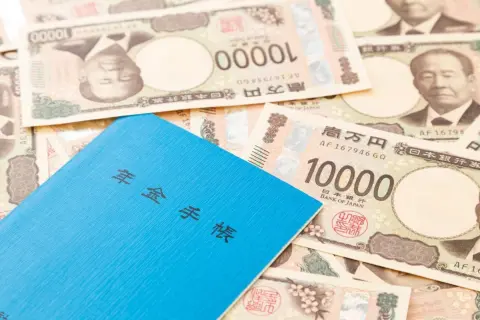 専業主婦で年金が「月6万円」の母。生活費には足りないので受給を「70歳」からにすると、最大いくら増える？ 金額を試算