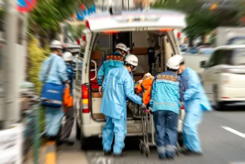 「救命救急士」になるには2つのルートがあると聞きました。年収にも違いがあるのでしょうか？