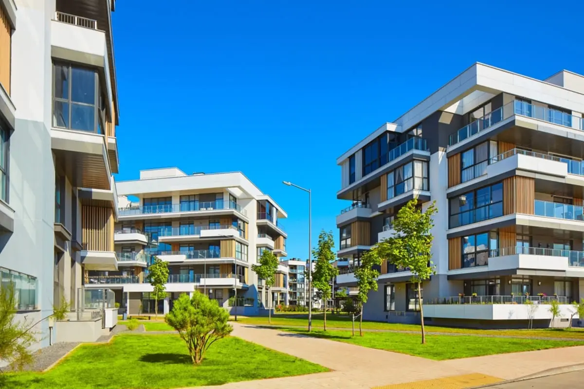 実家住まいで「手取り19万円」の新入社員。1人暮らしで「吉祥寺」「下北沢」に住みたいけど、人気エリアは厳しいですか？ 平均支出と“家賃相場”を確認