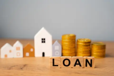 定年まであと7年ですが、住宅ローン「1200万円」が残っています。退職金は「1000万円」の予定ですが、繰り上げ返済すべき？ このまま払い続けて大丈夫でしょうか？