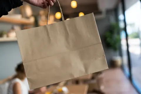 デパ地下でスイーツを買ったら、紙袋代「20円」を請求された！ 有料化は「ビニール袋」だけなのに、どうして紙袋まで有料になるのでしょうか？ 理由を解説