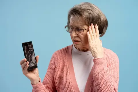 「スマートフォン」を「買い替える目安」の「期間」はどのくらい？「10万以上」使ったので、故障気味でも長く使いたいですが…故障を理由に買い替える人の割合は？