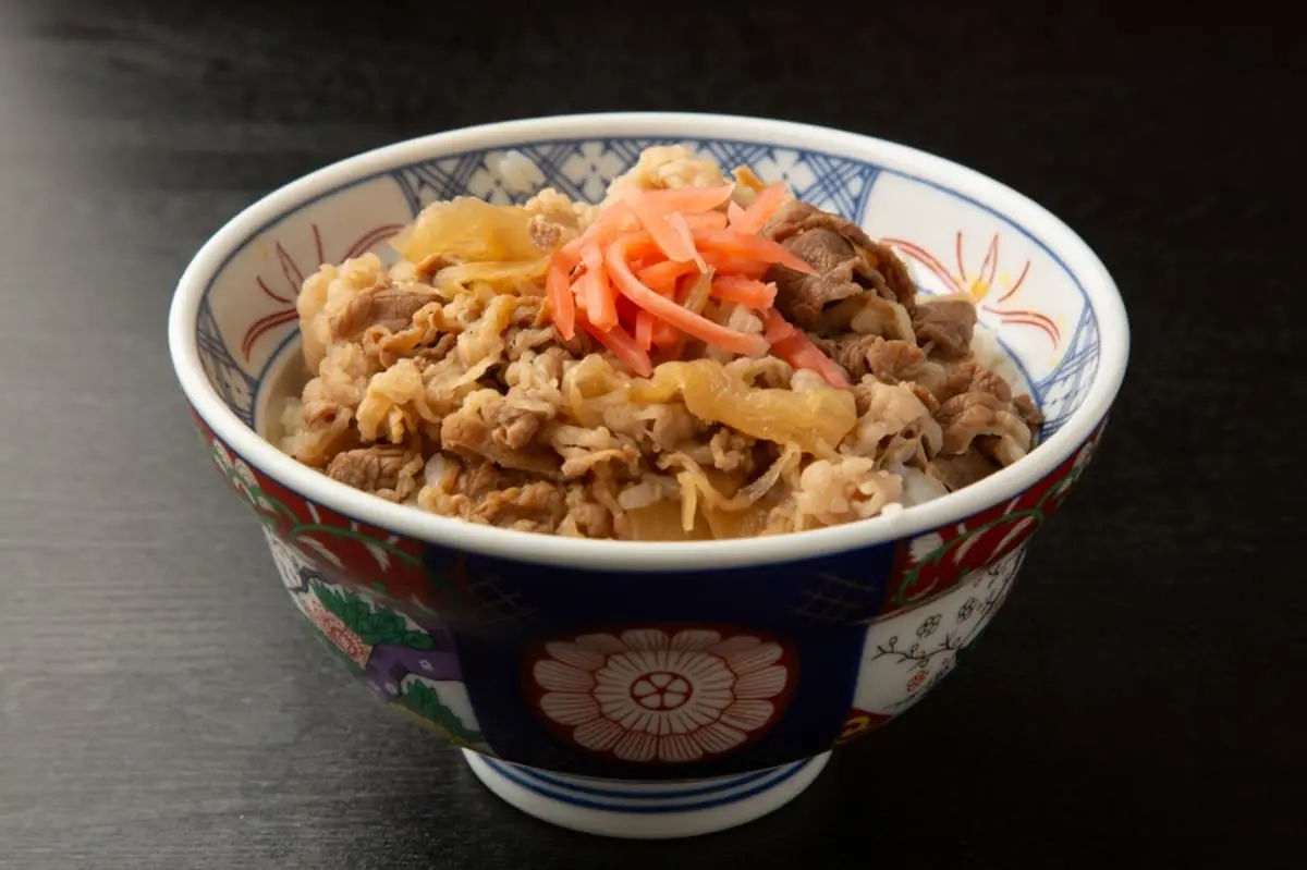 松屋で毎日「460円」の牛めしを食べる友人。「自炊だと50円も高い」とのことですが、物価高でも“自炊”のほうがコスパはいいですよね？ 牛丼を「買う・作る」費用を比較