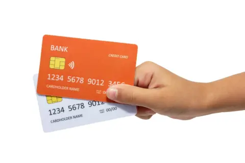 もうすぐ定年退職なのですが、クレジットカードの「上限額」は減りますか？ 支払いの全てがカードなので心配です。