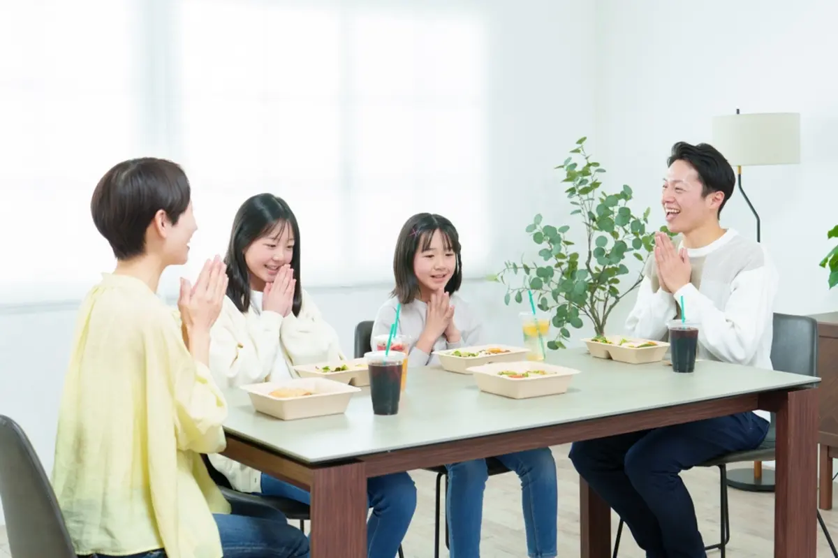 わが家は年収500万の4人家族で、外食代は毎月3万円です。「外食しすぎなのでは？」と言われましたが、平均はどのくらいなのでしょうか？