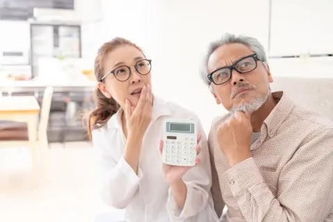 「年金だけで生活していけるのか不安」と父が話していました。実際、年金暮らしの人の平均支出はいくらですか？