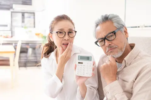 50代夫婦で貯蓄「300万円」ですが、まだ教育費がかかる予定です。もし定年時に貯金「ゼロ」になった場合、”老後貧乏”は確定でしょうか…？