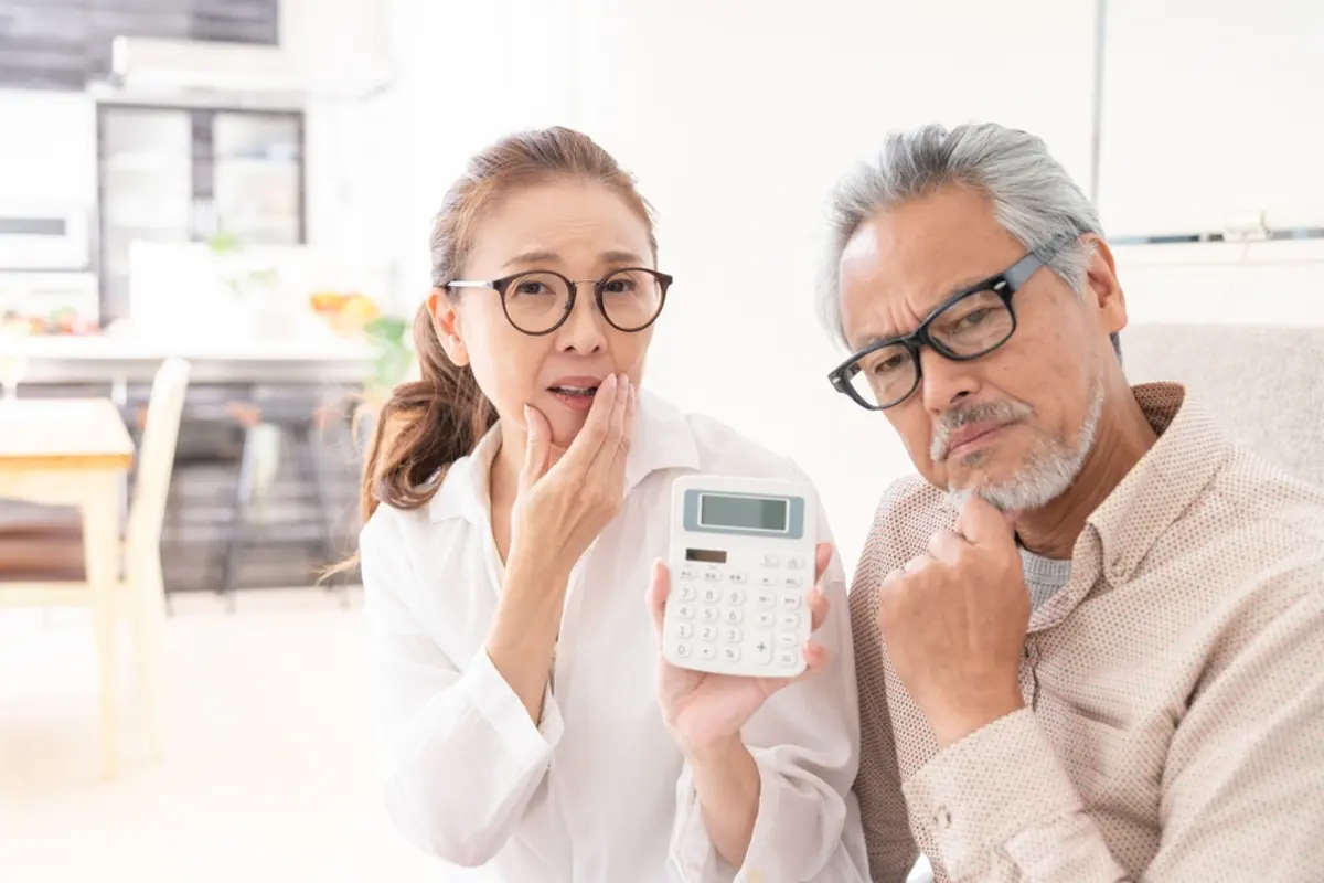 50代夫婦で貯蓄「300万円」ですが、まだ教育費がかかる予定です。もし定年時に貯金「ゼロ」になった場合、”老後貧乏”は確定でしょうか…？