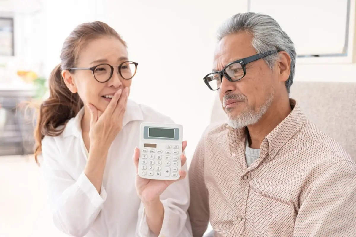 58歳で貯蓄が「200万円」しかないのですが、遠くに住む息子家族に迷惑をかけたくありません。年金を月に8万円もらうので、仕送りを頼まなくても大丈夫でしょうか？