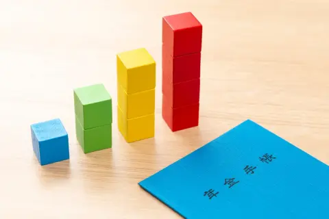 年金＋月給などが「51万円超」なら年金額を調整されると聞きました。年金受給者で「51万円超」に該当する人はどのくらいいるのでしょうか？