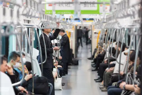 友人から「電車通勤」と「マイカー通勤」、通勤手当の「非課税になる上限」が違うと聞きました。 電車通勤の上限は15万円とも言っていたのですが、実際はどうなのでしょうか？