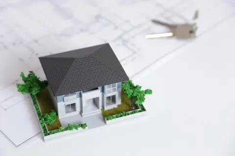 【平屋 vs 2階建て】平屋を建てたいけど、住宅メーカーに「2階建てのほうが安い」と言われた！ 友人は「平屋だから安かった」とのことだけど、その“差”はいったいナゼ!? 理由を解説