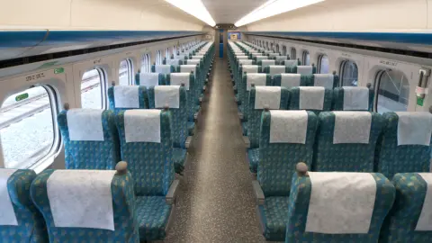 乗っていた新幹線が「トラブル」で停車！ 2時間以上遅れて到着したら「払い戻し」が受けられるって本当？「グリーン料金・グランクラス料金」も対象になるのでしょうか？