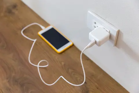 コンセントにスマホの「充電器」を挿しっぱなしをやめるとどのくらい節電になる？