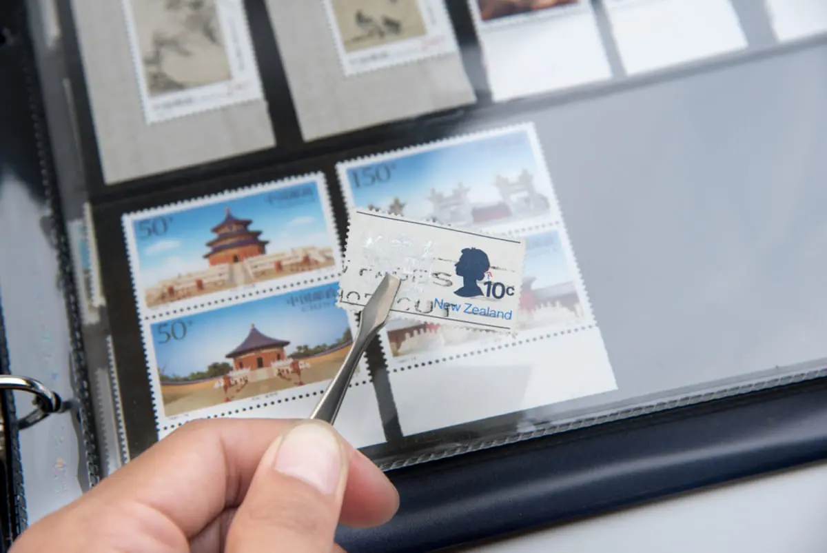 「切手のコレクションを売ったら50万円になった」と言う友人。「小さな切手にそんな価値が！」と驚いたのですが、どのような切手が高く売れるのでしょうか？