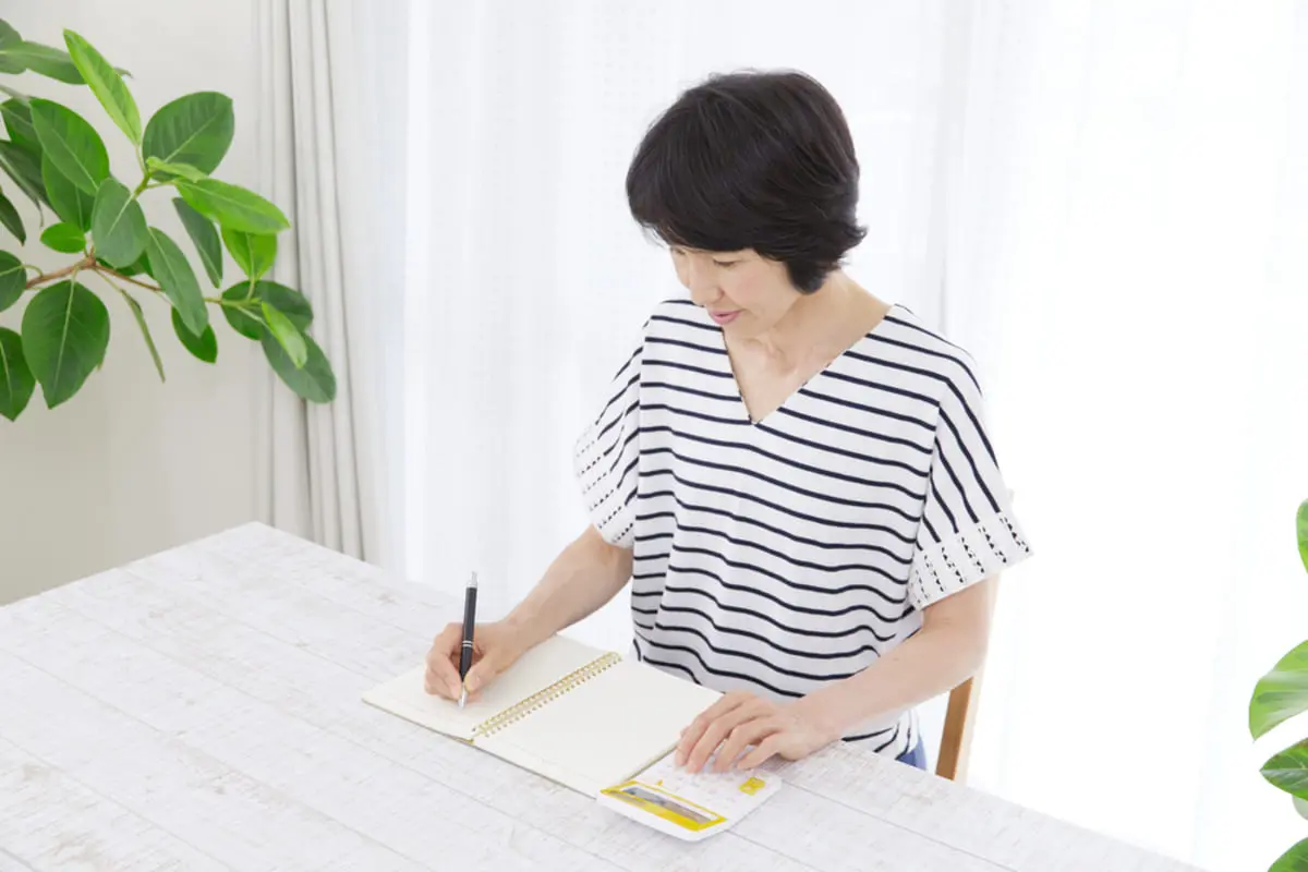 年金生活の母が「電気・ガス代の値上げで毎月1万円以上の赤字」と嘆いています。60代の平均的な生活費はどのくらいでしょうか？