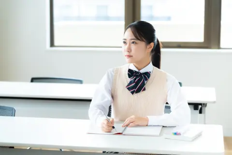 令和7年度から「高校無償化」の所得制限が事実上撤廃されたとのこと。それなら「高校進学」に向けた蓄えがなくても大丈夫？「来年春の進学」も安心？