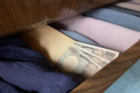 気づいたらタンス預金が「100万円」超えてました…これって「銀行」に預けたほうがいいですか？「税金」・「リスク」・「適切な金額」を解説！