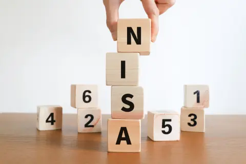 「アメリカの関税措置」の影響で株価の変動が心配です…。「NISA」をやめて「貯蓄」にまわすべきでしょうか？