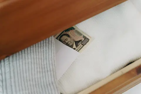 家計が保有する「タンス預金」の残高は「105兆円超」の可能性も!? タンス預金のリスクと安全な金融資産を解説