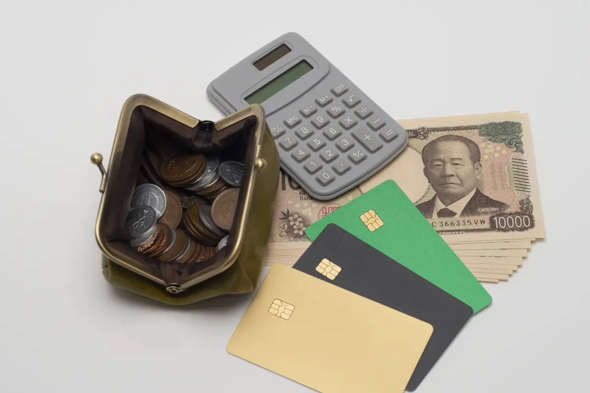 ほとんどの買い物を「クレジットカード」で済ます友人。支払いが「毎月30万円以上」と聞いてびっくり！「カードの引き落とし」はいくらくらいが一般的なのでしょうか？