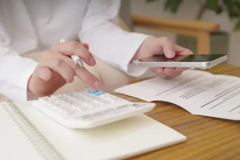 友人が「20万円以上」する高価な「iPhone」を48回払いで購入したそうです。「2年後に返却すればお得」とのことですが、実際の負担はいくらくらいなのでしょうか？