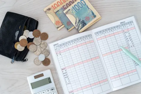 倹約家の友人は月の生活費が「10万円」とのこと。正直「節約しすぎ」だと思うのですが、一人暮らしの「平均的な生活費」はいくらくらいなのでしょうか？