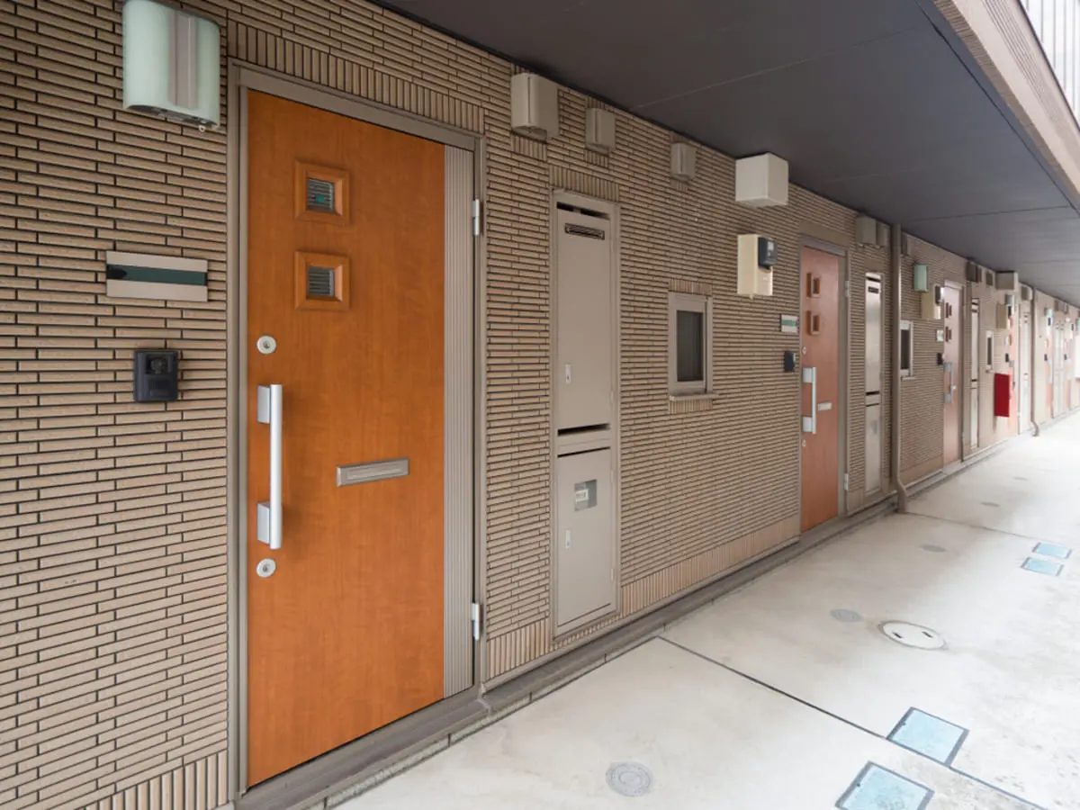 「初任給30万円だから」と、家賃10万円のマンションに住む娘。さすがに「新社会人には高すぎる」と思うのですが、家計のやりくりは大丈夫でしょうか？ 親として多少“援助”すべきですか？