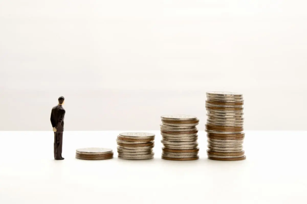 30代の平均貯蓄額は「677万円」なのに、中央値は「180万円」!? 30～40代の“お金のリアル”と、見えにくい貯蓄格差とは？ 世論調査をもとに解説