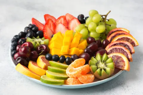 国からフルーツ「1日200グラム」が推奨されてるけど、果物が高くて難しい！ 実際に食べるといくらかかる？「4人家族」のケースで試算